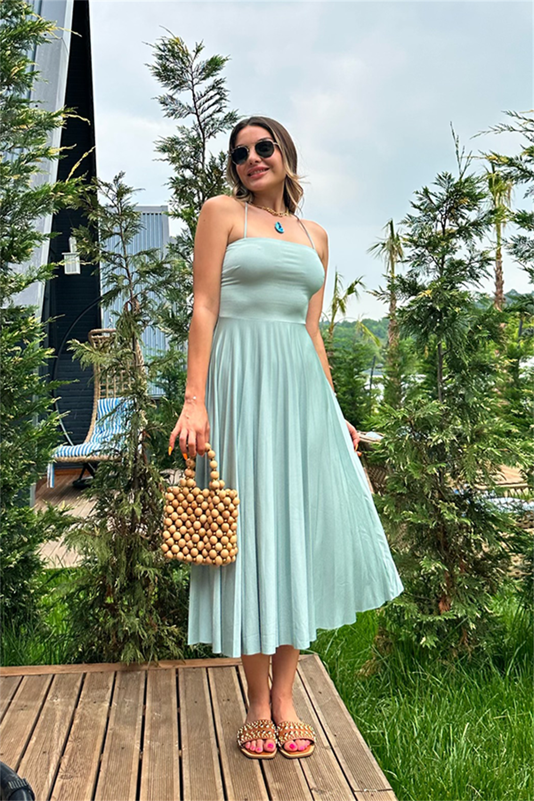 Sırt çapraz dekolteli su yeşili piliseli elbise