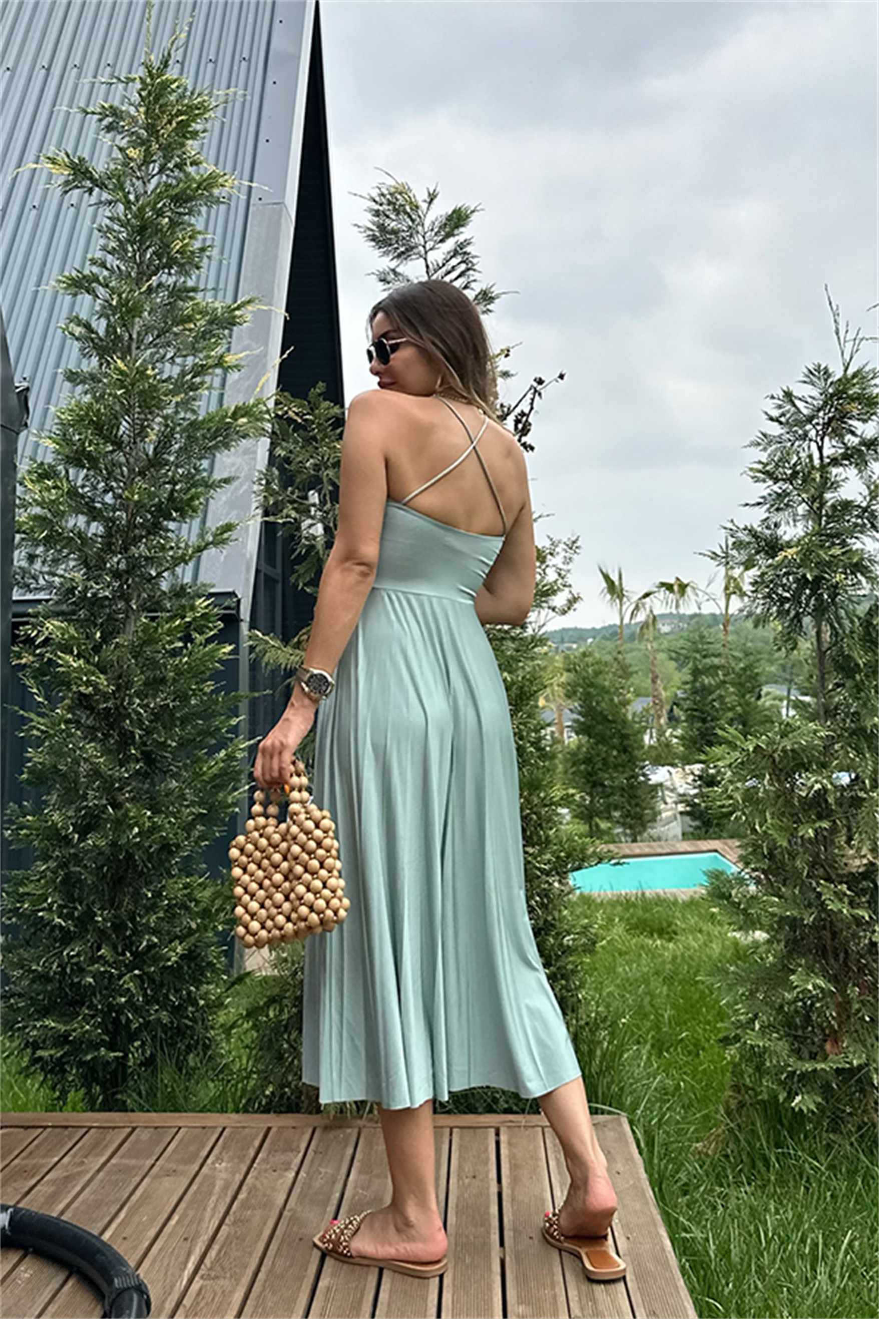 Sırt çapraz dekolteli su yeşili piliseli elbise