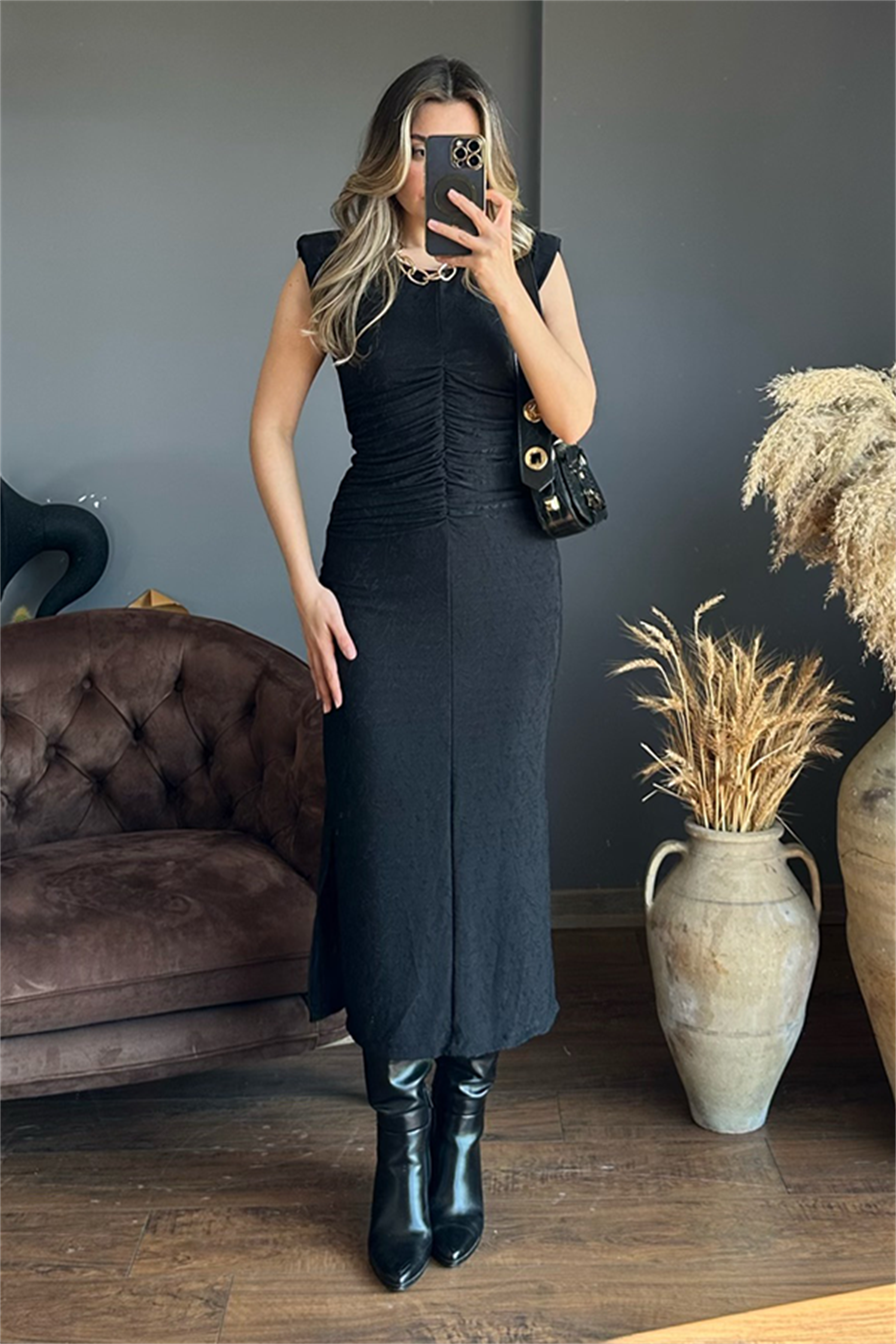 Siyah vatkalı yırtmaçlı elbise