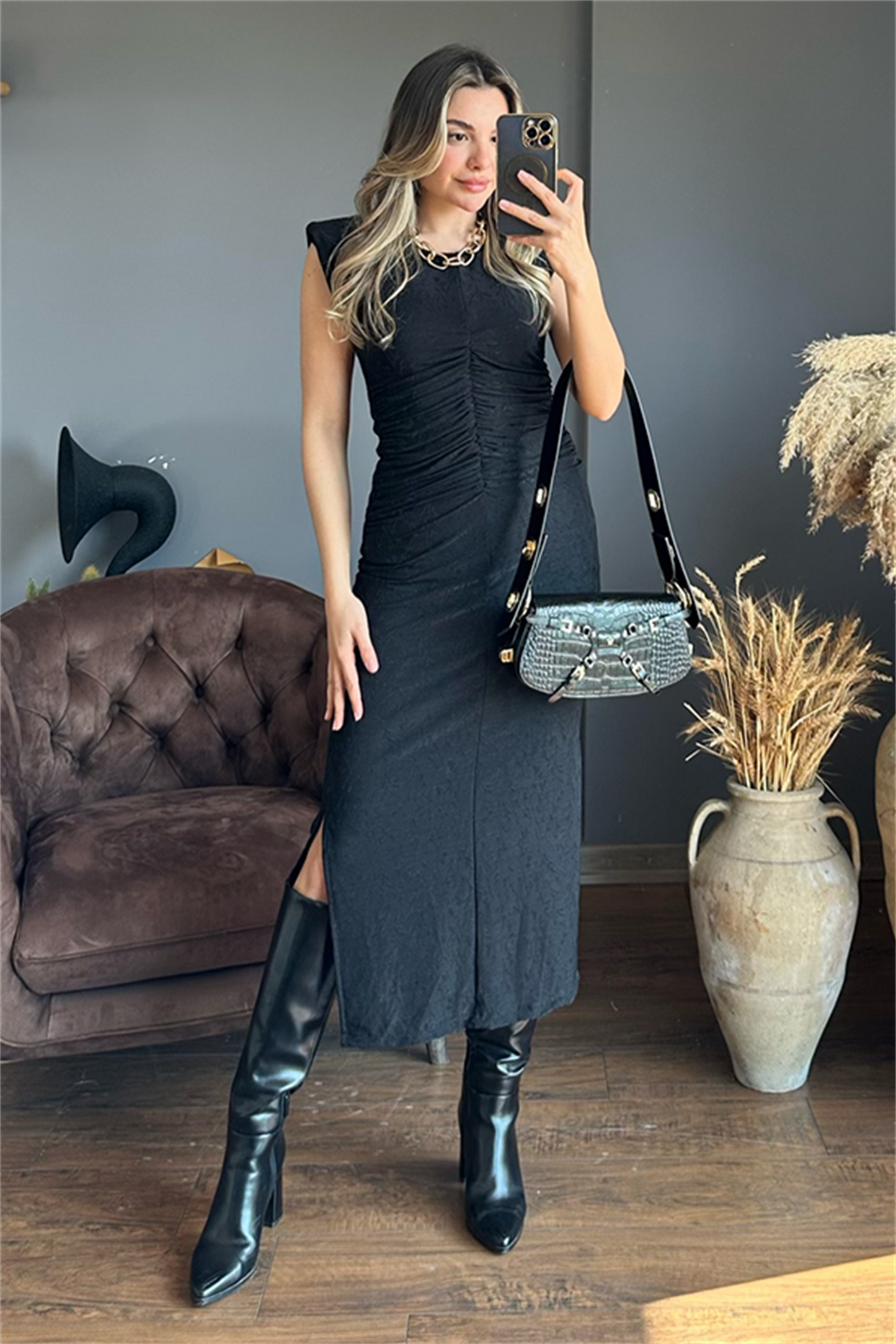 Siyah vatkalı yırtmaçlı elbise