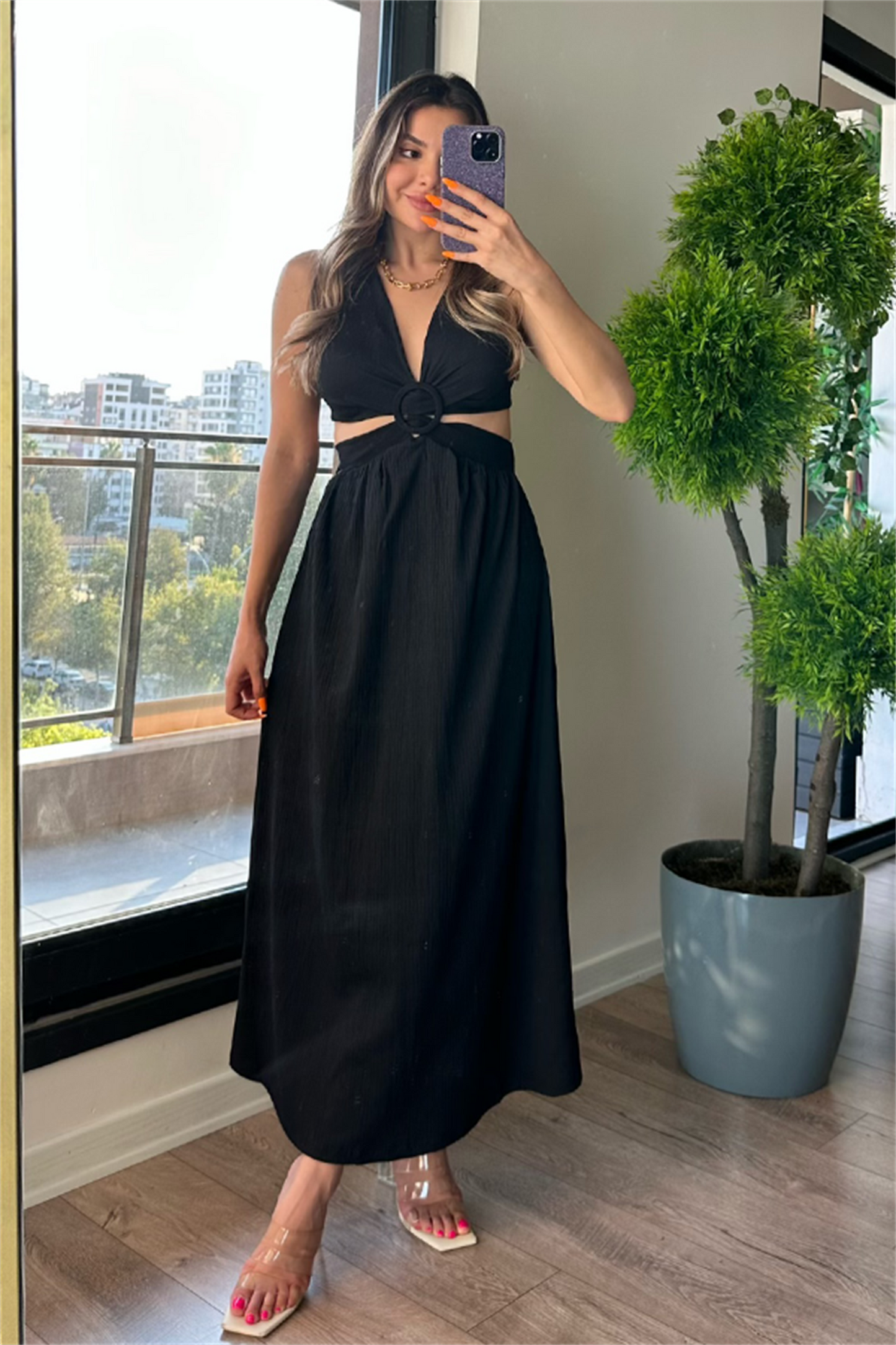 Siyah yanları dekolteli elbise