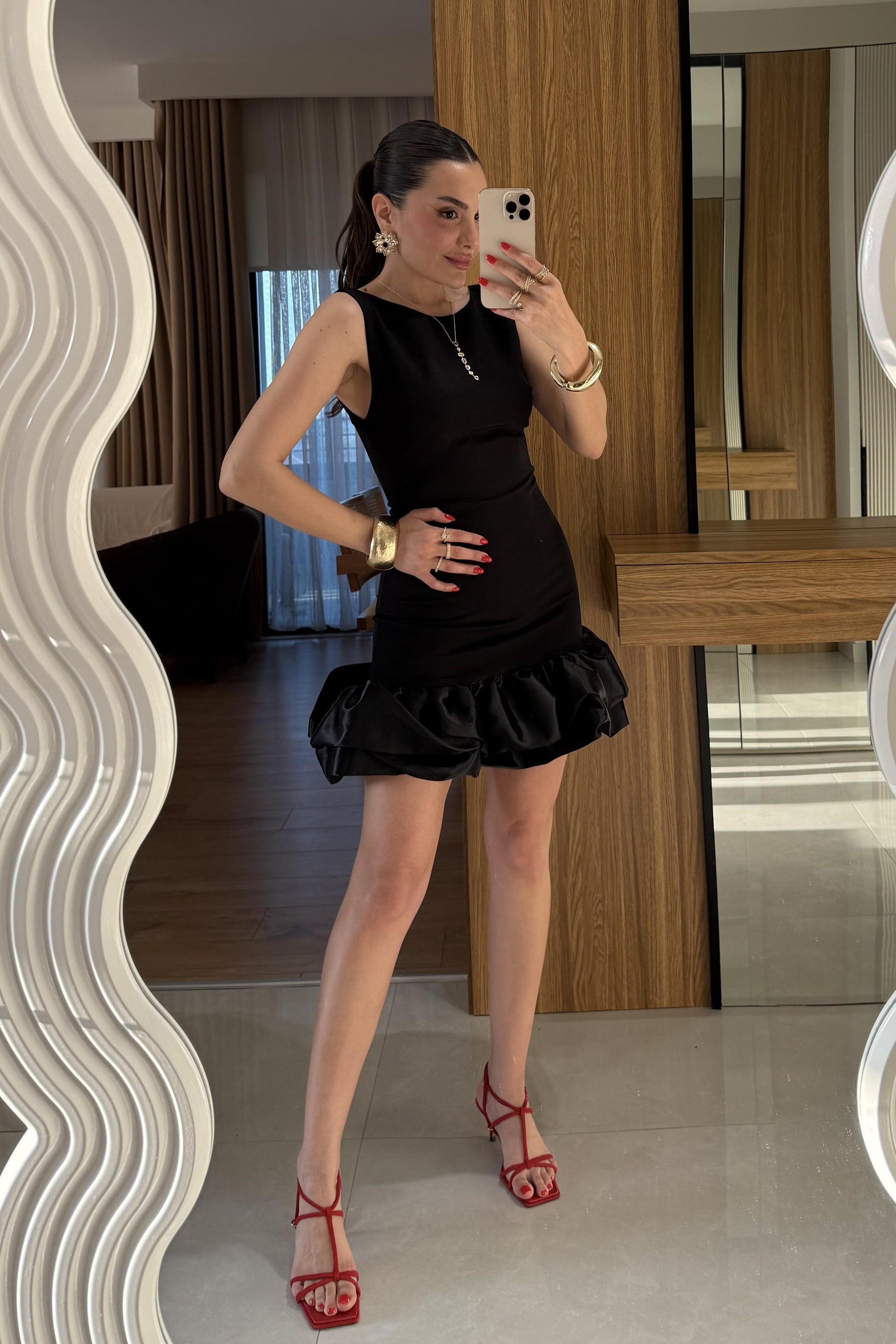 Violetta Siyah Eteği Saten Sırt Dekolteli Elbise