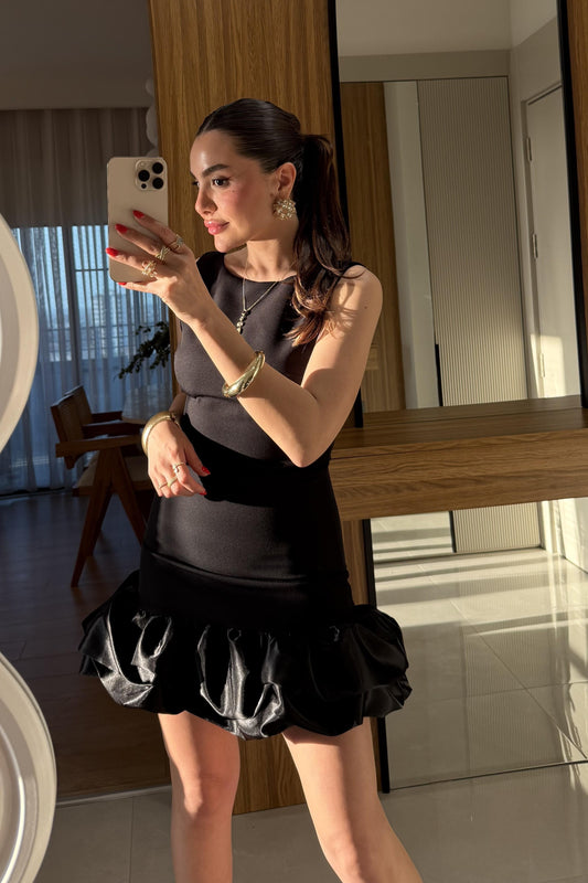 Violetta Siyah Eteği Saten Sırt Dekolteli Elbise