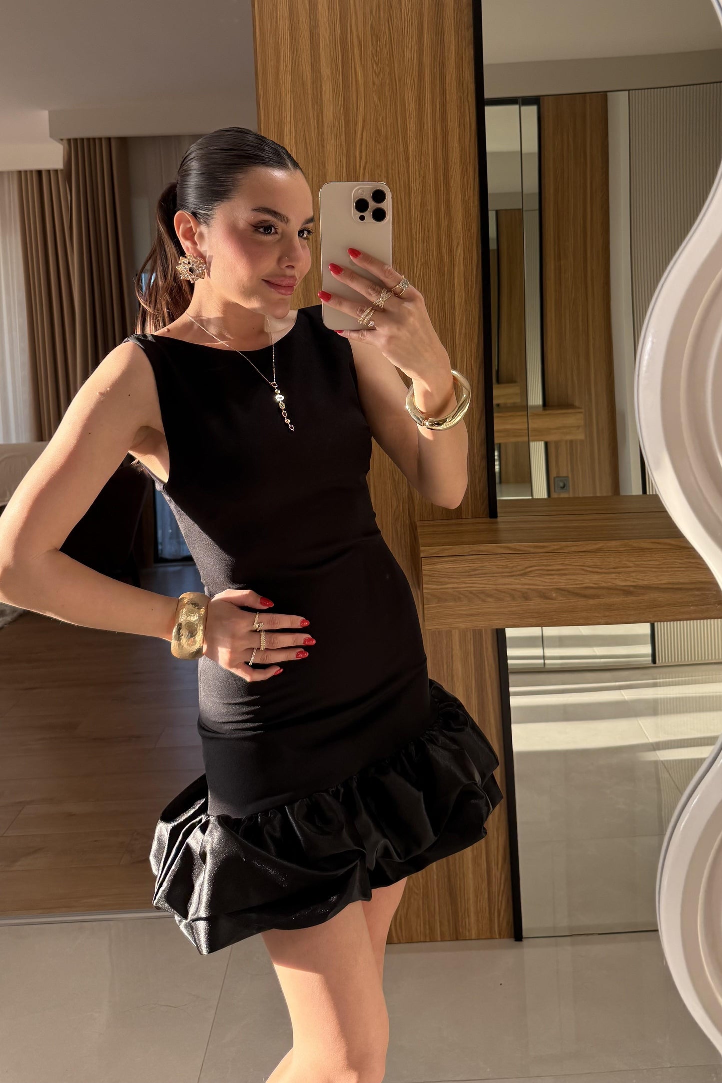 Violetta Siyah Eteği Saten Sırt Dekolteli Elbise