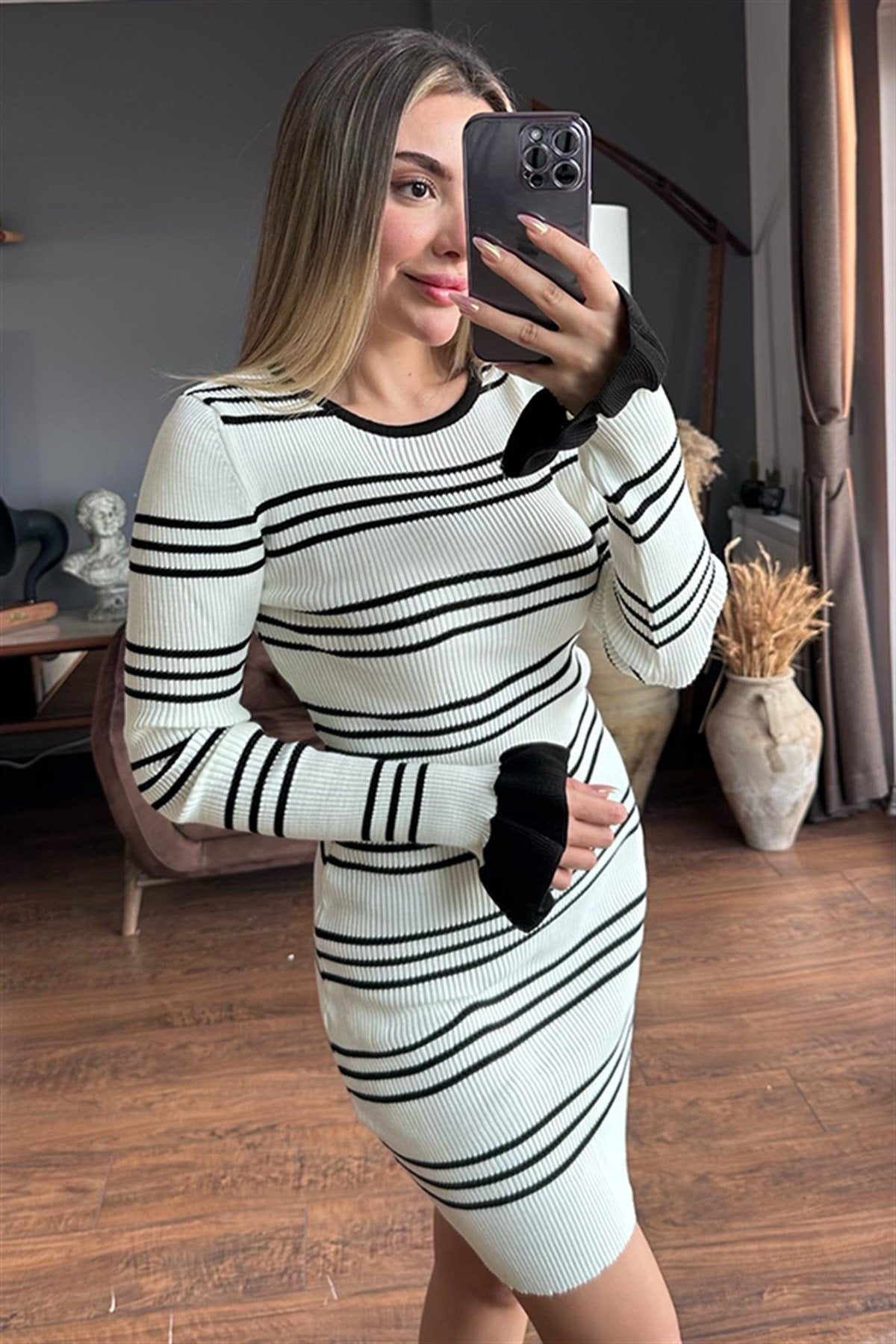 Volanlı siyah çizgili beyaz elbise