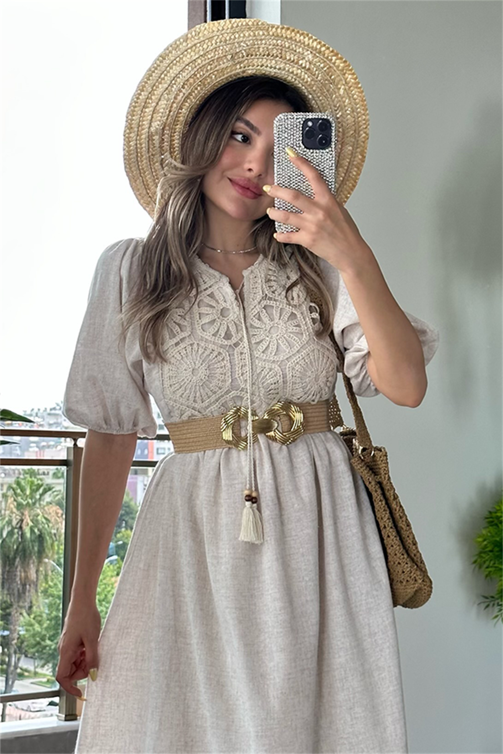 Yakası dantel geçişli krem keten elbise