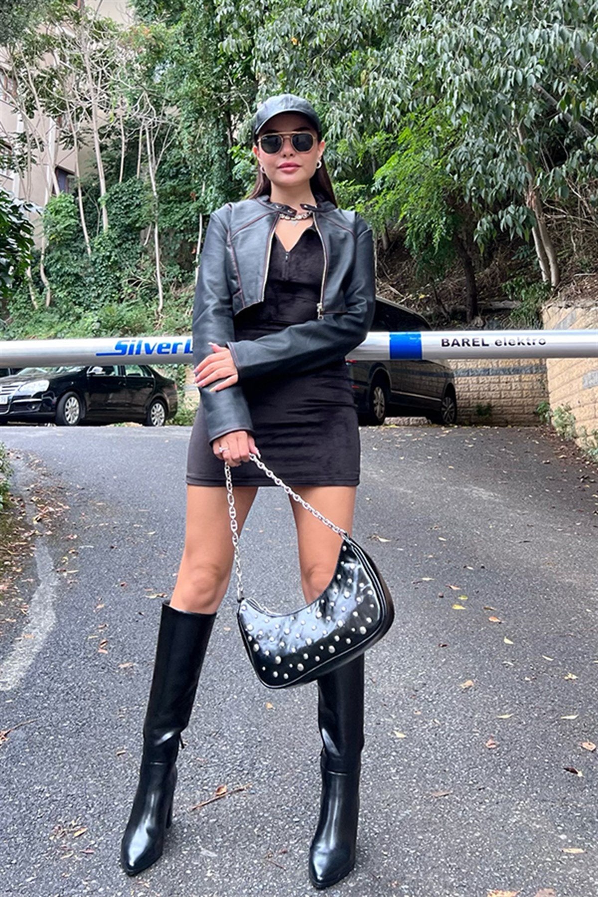 Yakası fermuarlı siyah kadife elbise