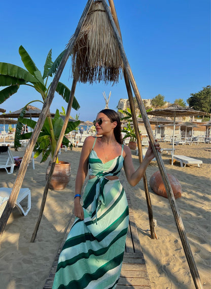 Yanları dekolteli turkuaz elbise