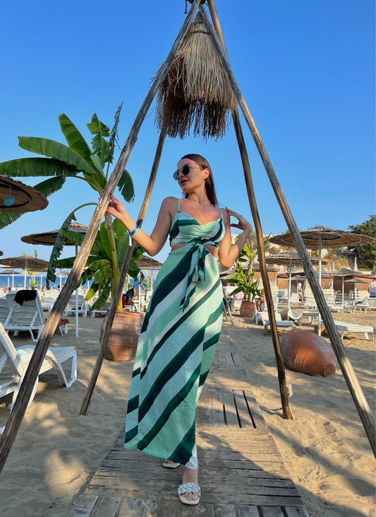 Yanları dekolteli turkuaz elbise