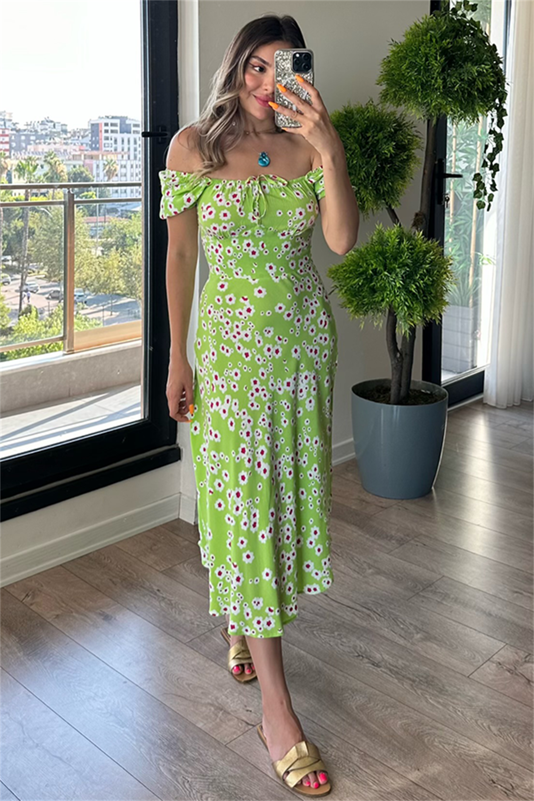 Yeşil çiçekli madonna yaka elbise