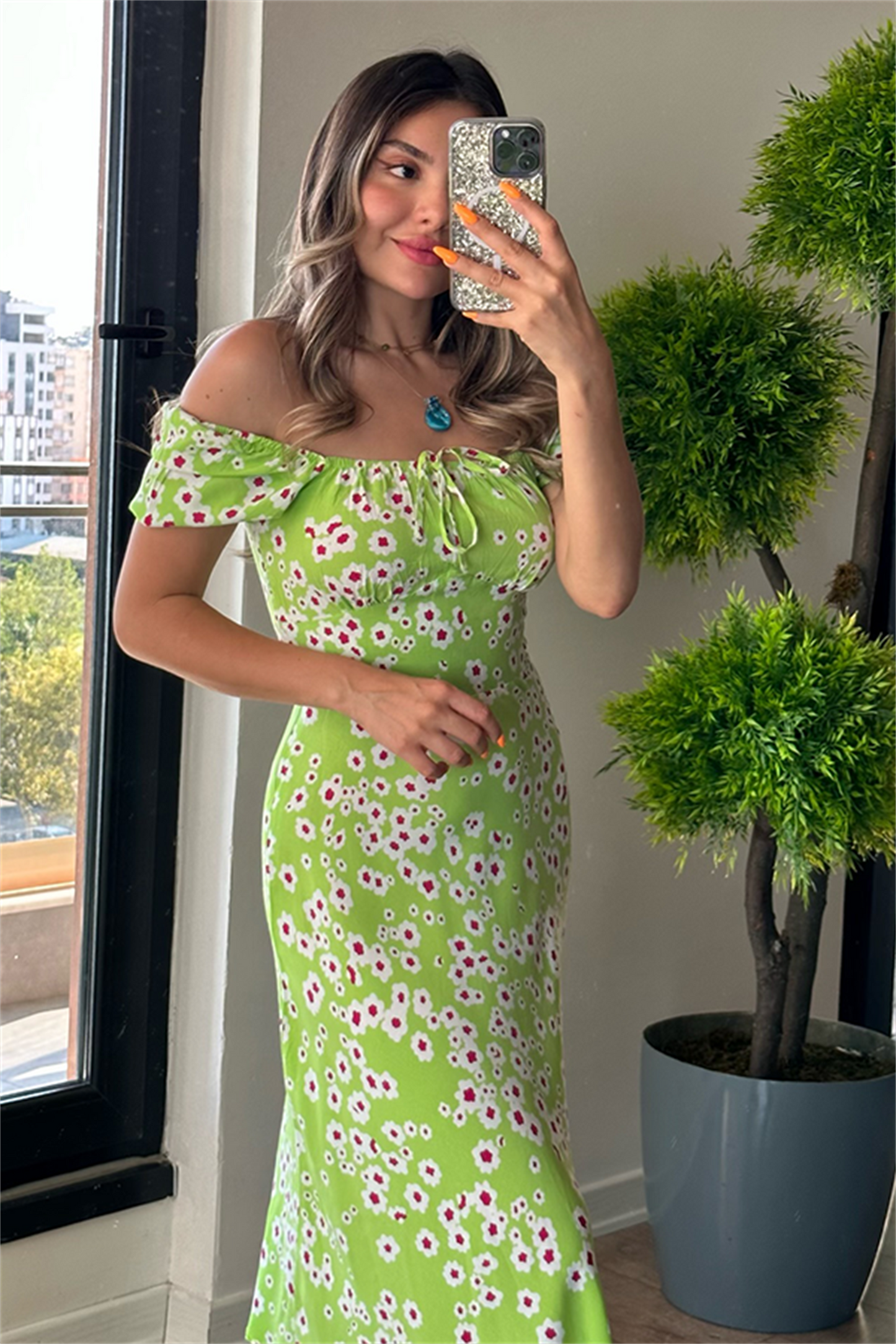 Yeşil çiçekli madonna yaka elbise