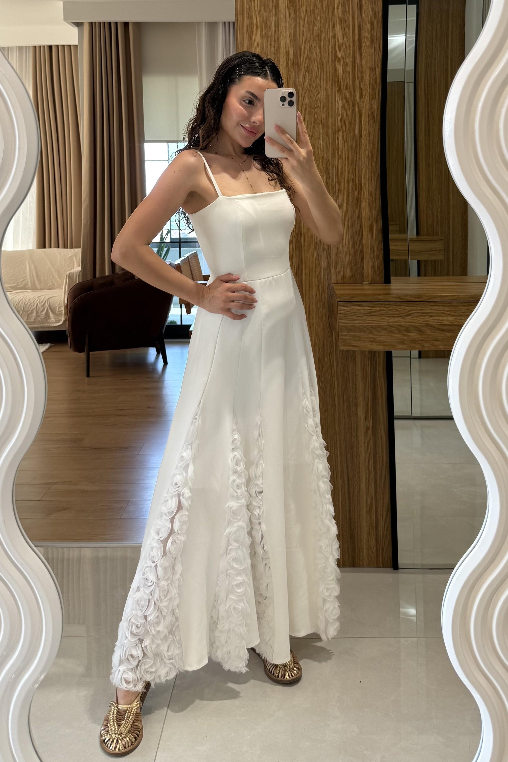 Zerine Beyaz Etek Ucu Üç Boyutlu Elbise