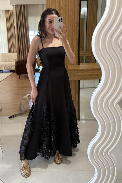 Zerine Siyah Etek Ucu Üç Boyutlu Elbise