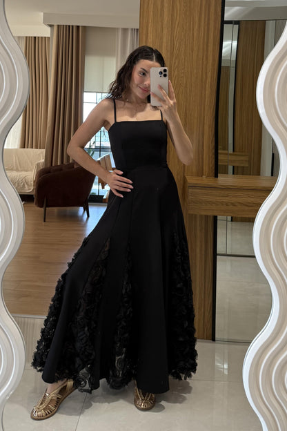 Zerine Siyah Etek Ucu Üç Boyutlu Elbise