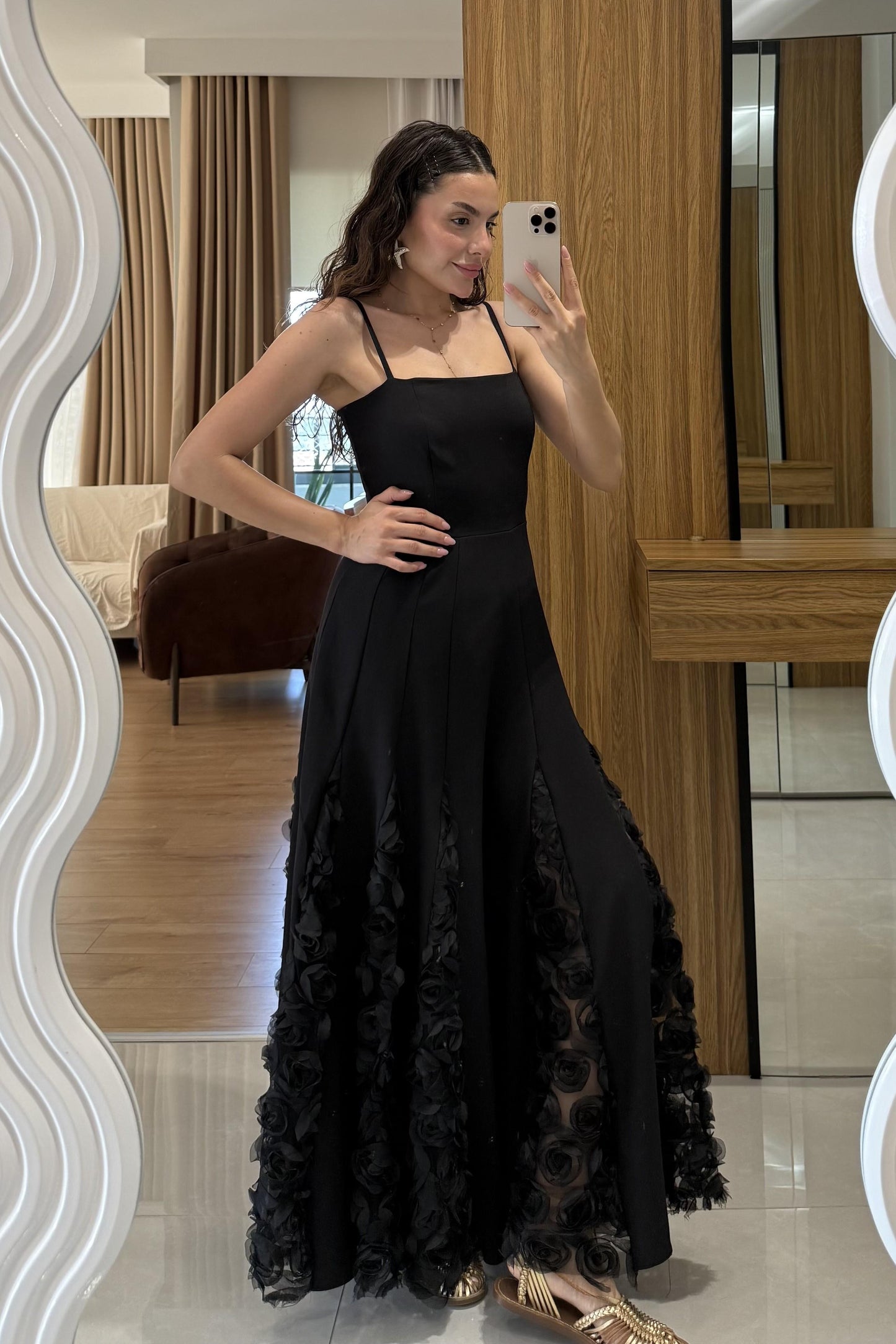 Zerine Siyah Etek Ucu Üç Boyutlu Elbise