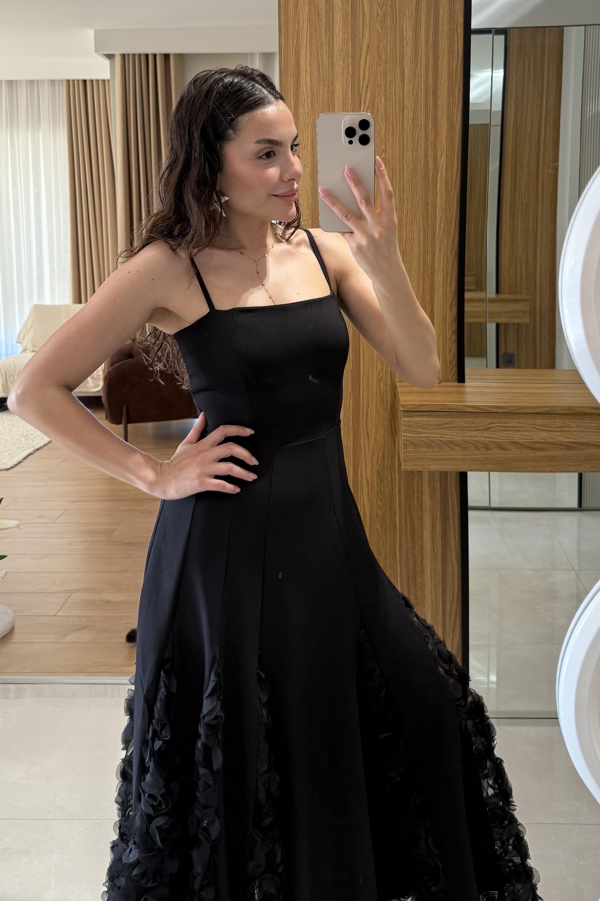 Zerine Siyah Etek Ucu Üç Boyutlu Elbise